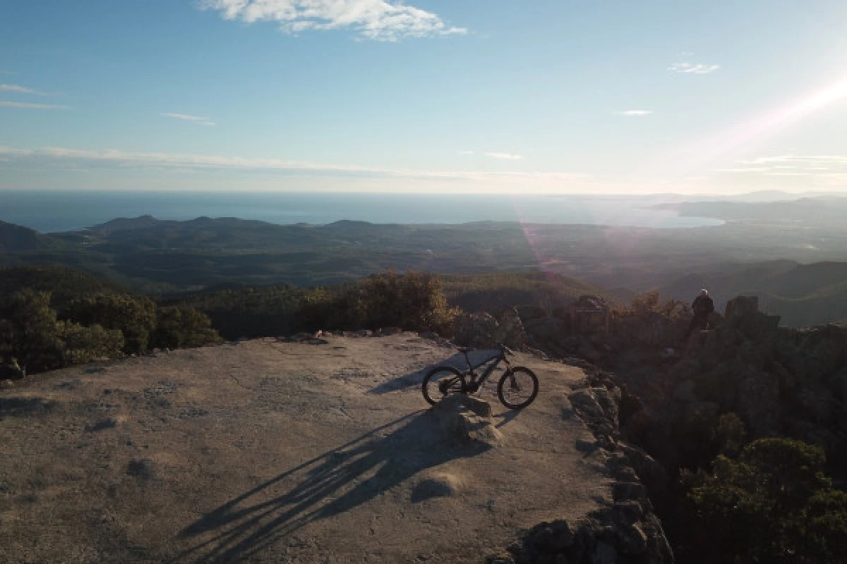 Apéritif au sommet du massif de l'Estérel en VTT électrique - Bonjour Fun