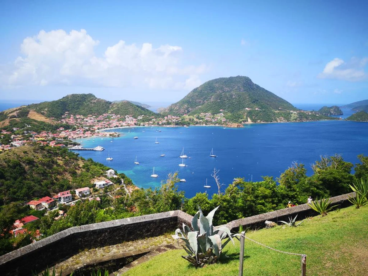 Authenticité Locale : Navette Maritime vers Terre-de-Haut - Bonjour Fun