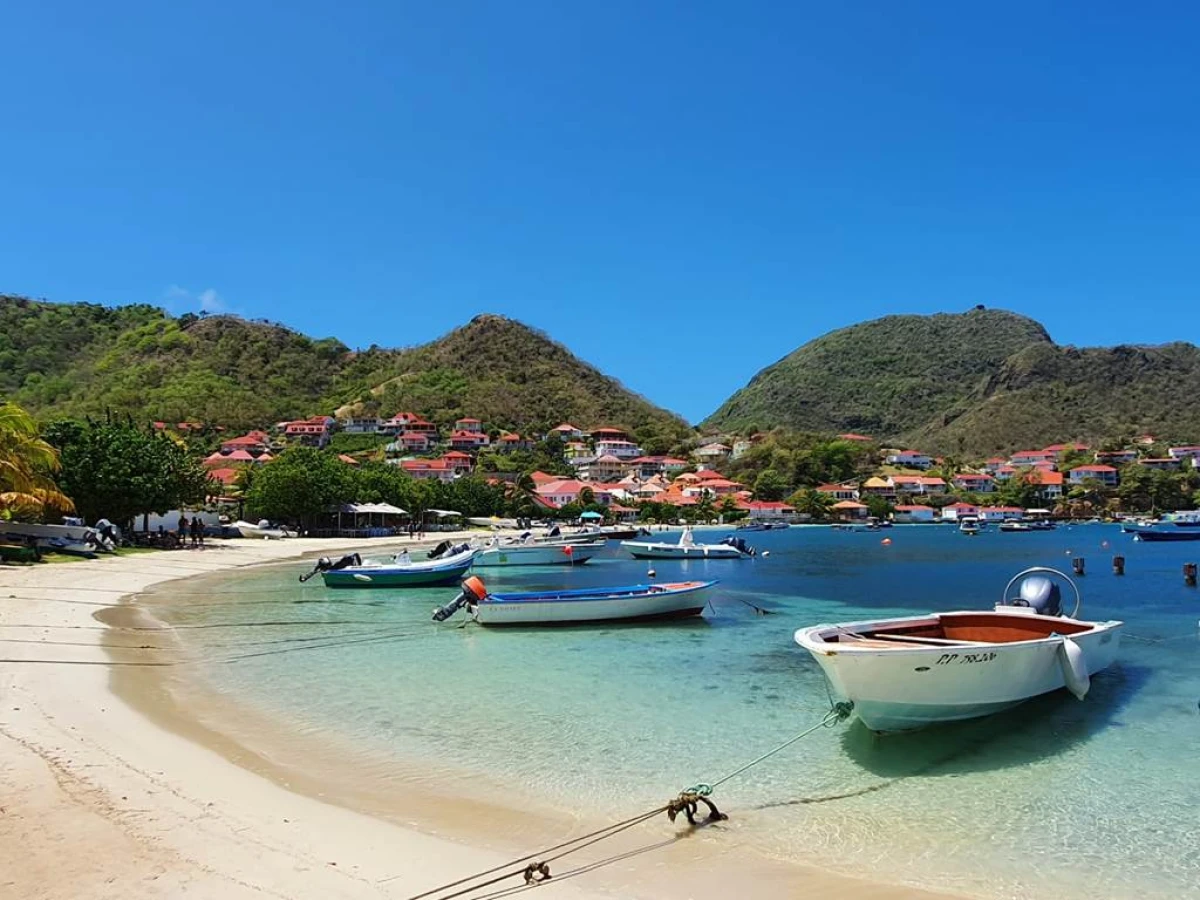 Authenticité Locale : Navette Maritime vers Terre-de-Haut - Bonjour Fun