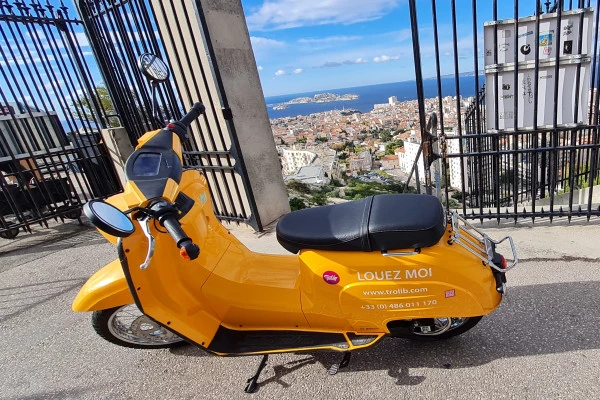 Aventure en scooter électrique avec app et assurance - Bonjour Fun