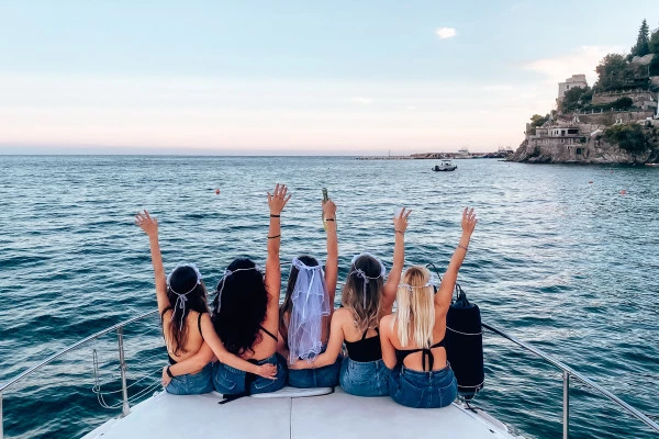 Bachelorette party by boat, aperitif and sunset tour, Isabel Boat - Bonjour Fun