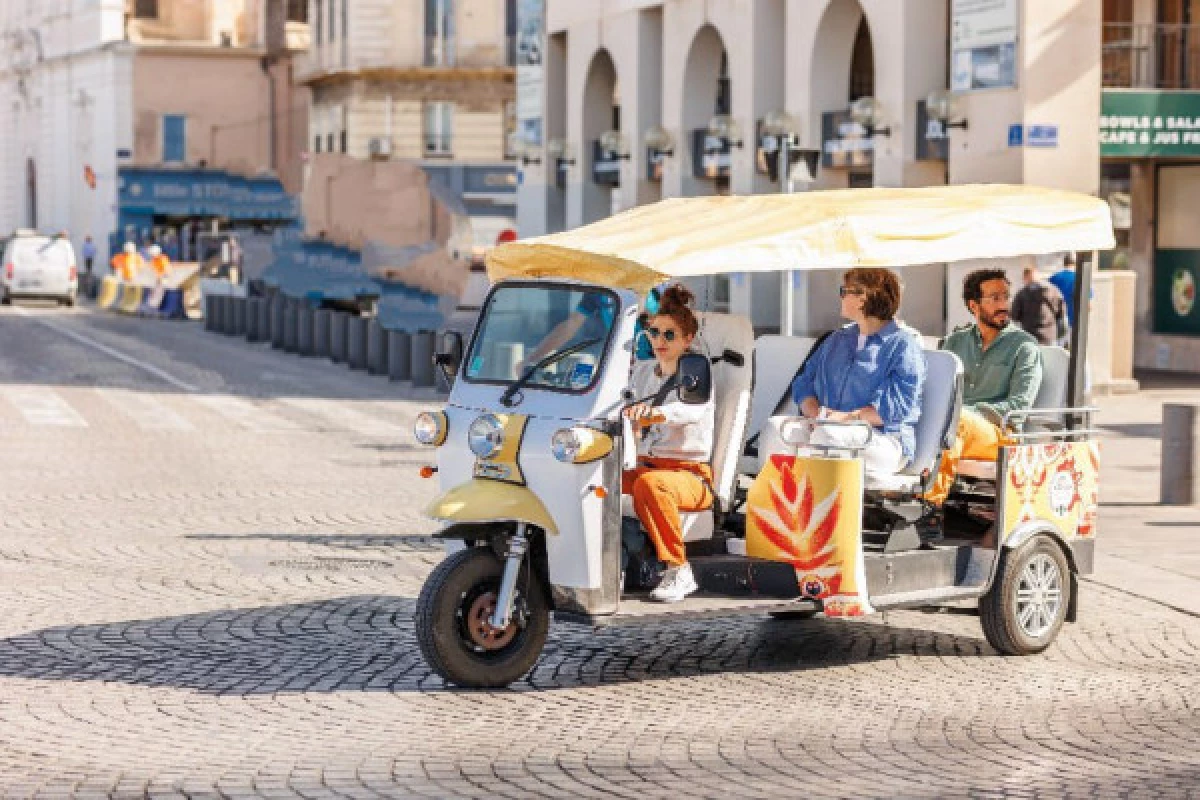 Balade en tuk tuk autour du Palais Longchamp. - Bonjour Fun