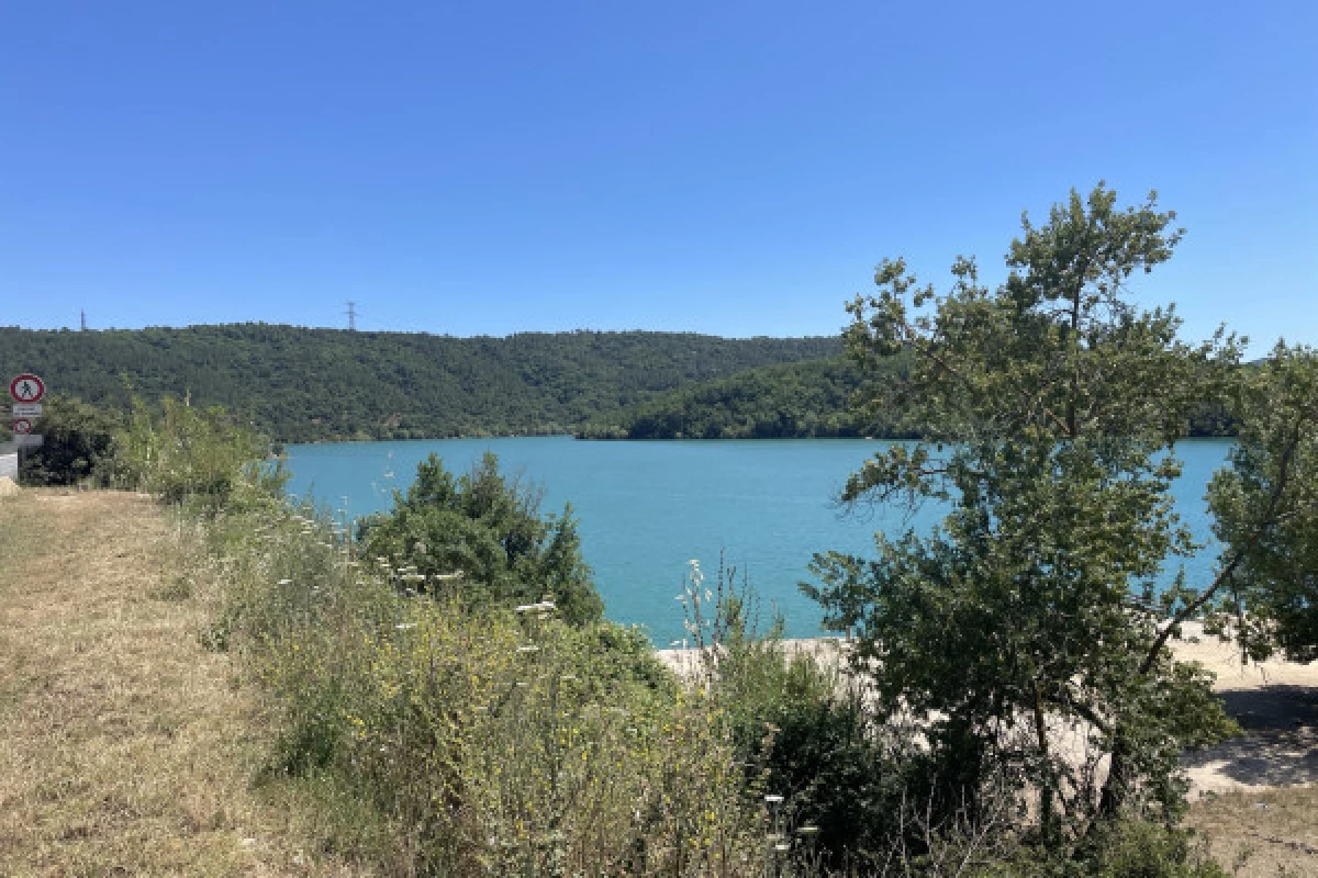 Balade en VTT électrique autour du lac de Saint Cassien - Bonjour Fun