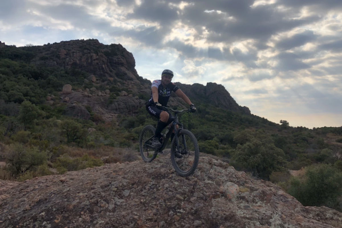 Balade en VTT électrique autour du Rocher de Roquebrune - Bonjour Fun