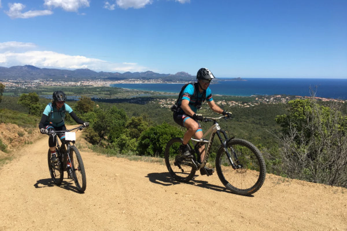 Balade en VTT électrique dans le massif des Maures - Bonjour Fun