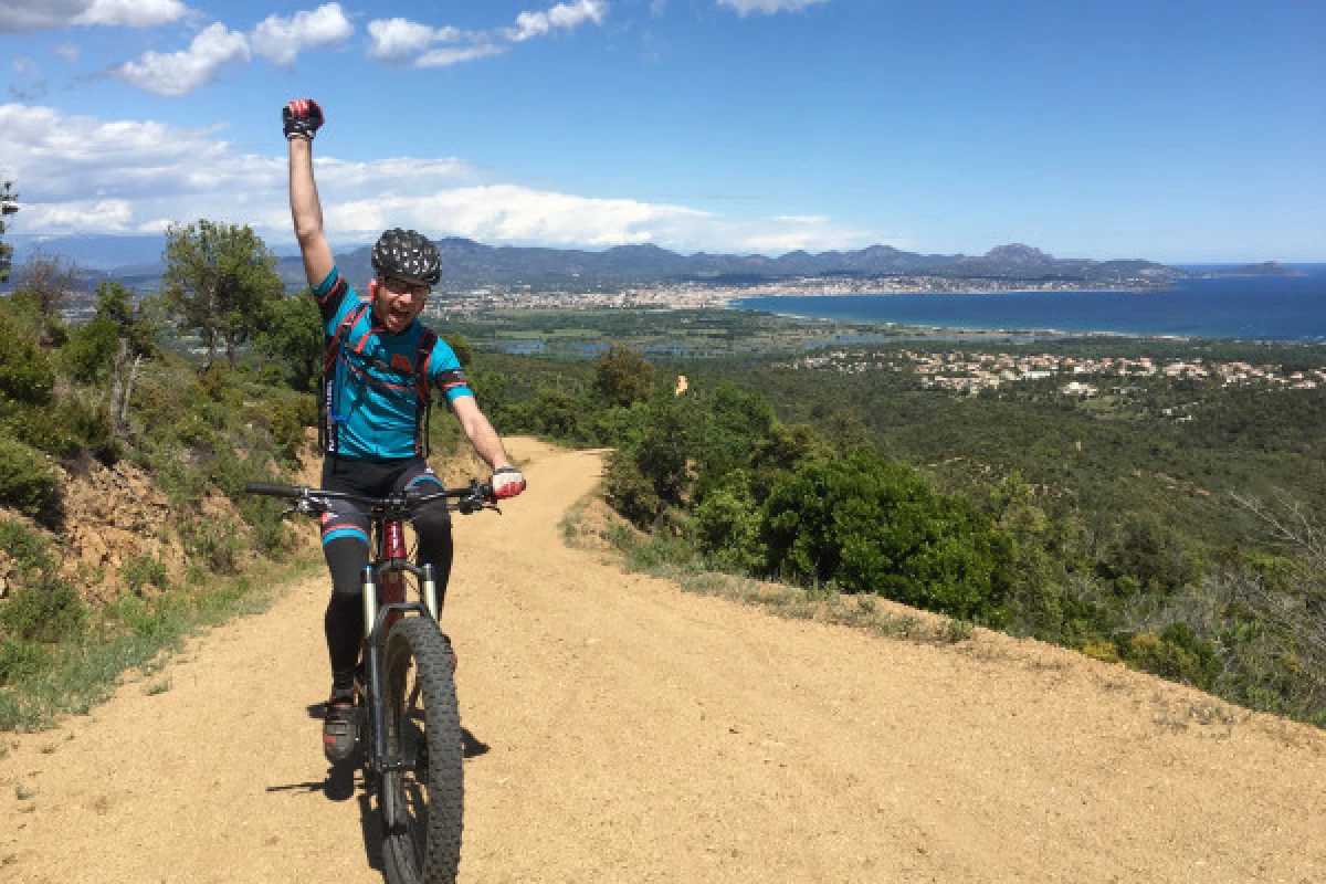 Balade en VTT électrique dans le massif des Maures - Bonjour Fun