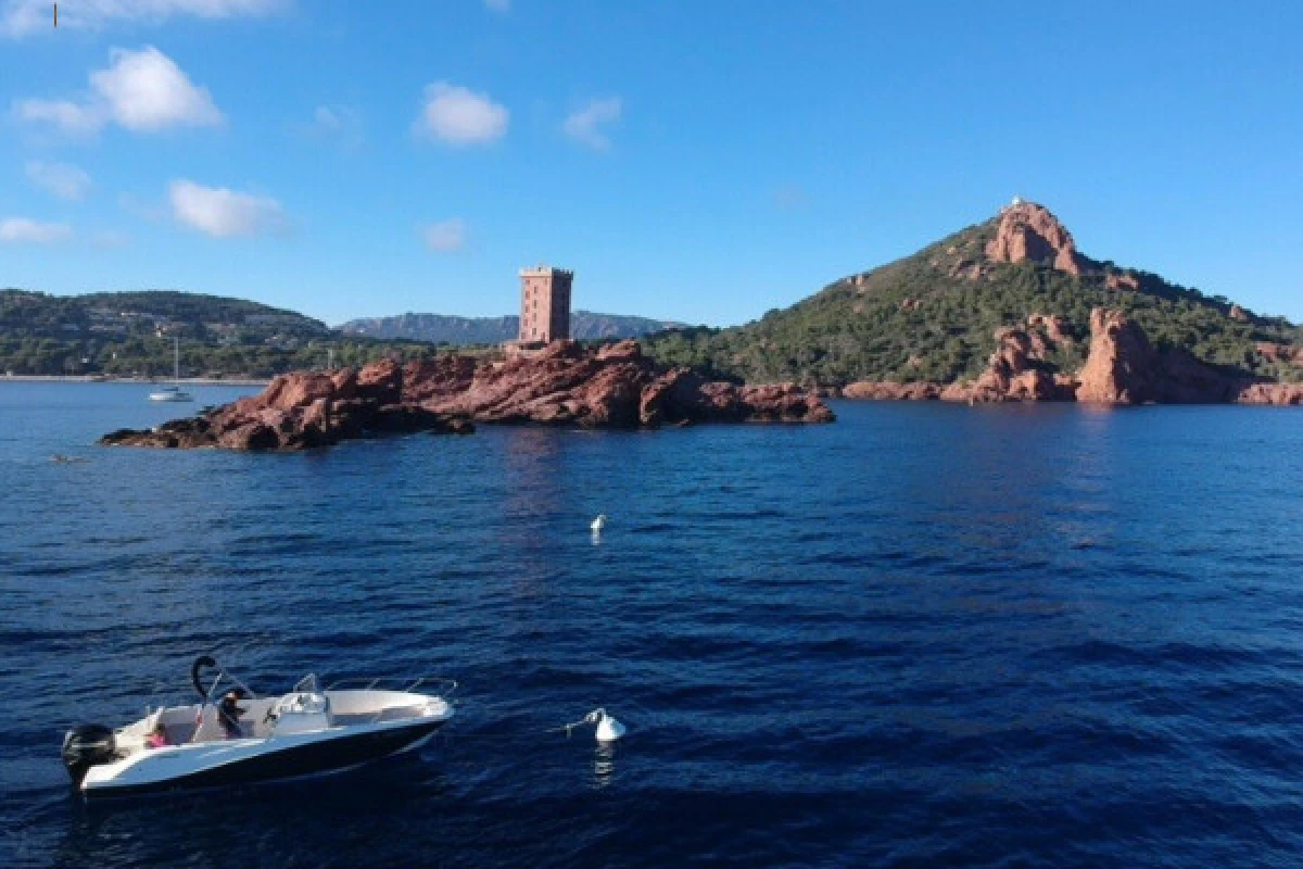 Balade privative en mer accompagnée d'un skipper - Agay - Bonjour Fun