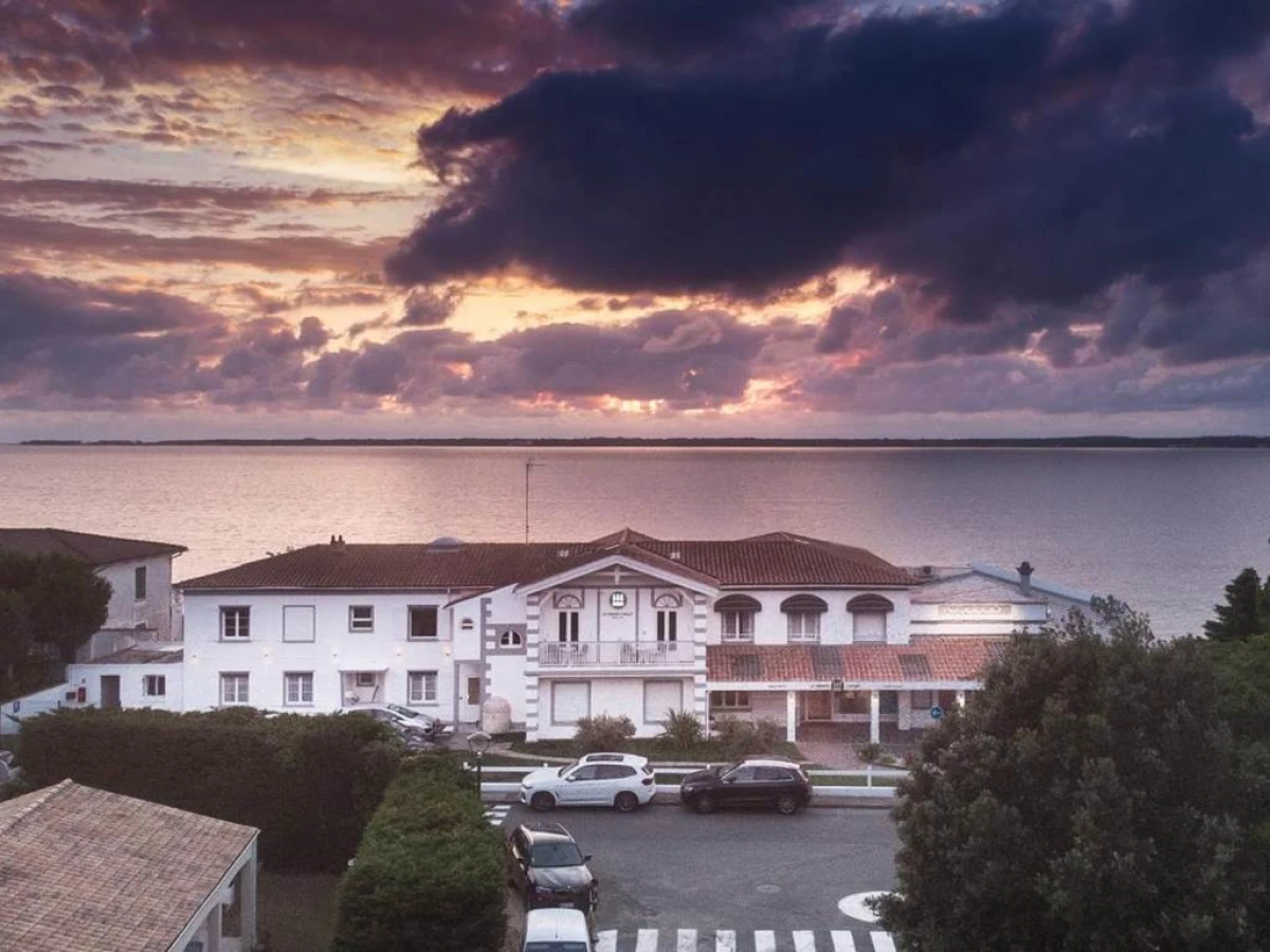 Beach Hotel - Le Grand Chalet - Bonjour Fun