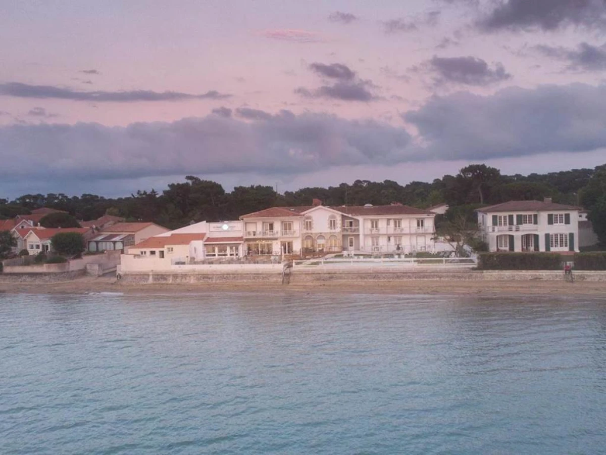 Beach Hotel - Le Grand Chalet - Bonjour Fun