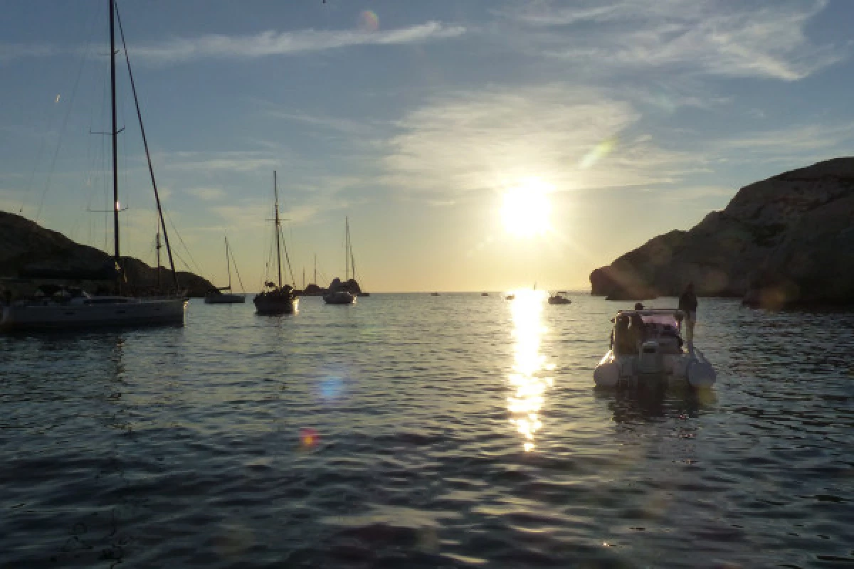 Boat privatization – Enjoy the sunset off Marseille - sweet prices of the mild season - Bonjour Fun