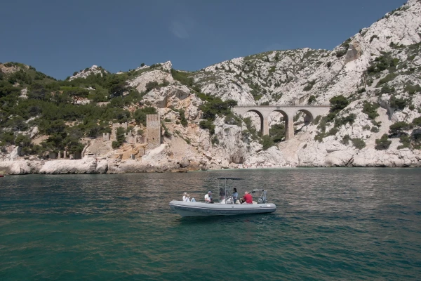 Privatisation d'un bateau - Visite des Calanques de la Côte Bleue - Bonjour Fun