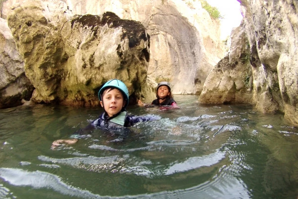 Water hiking, beginners, Half-day (+ 6 years old) - Bonjour Fun