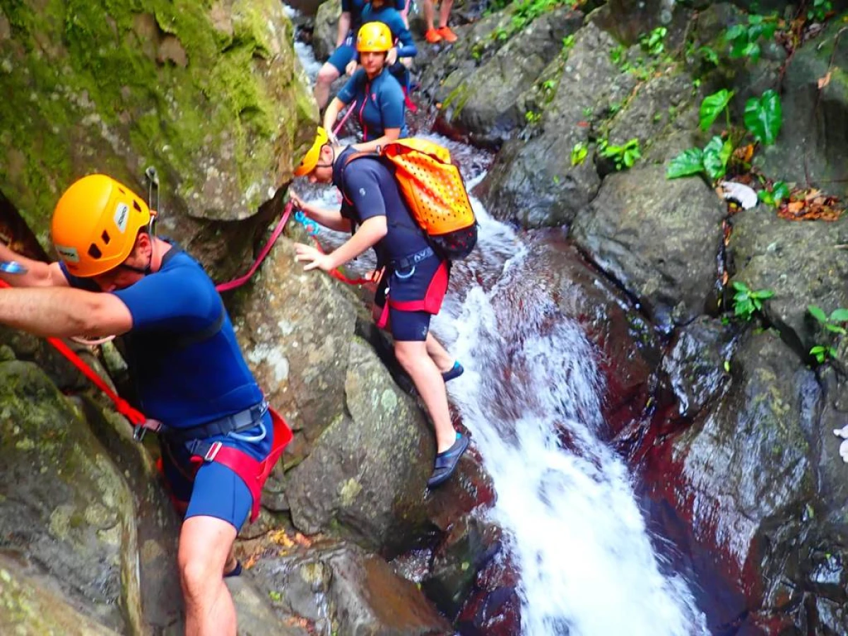 Canyoning en nature NIV1 - Bonjour Fun