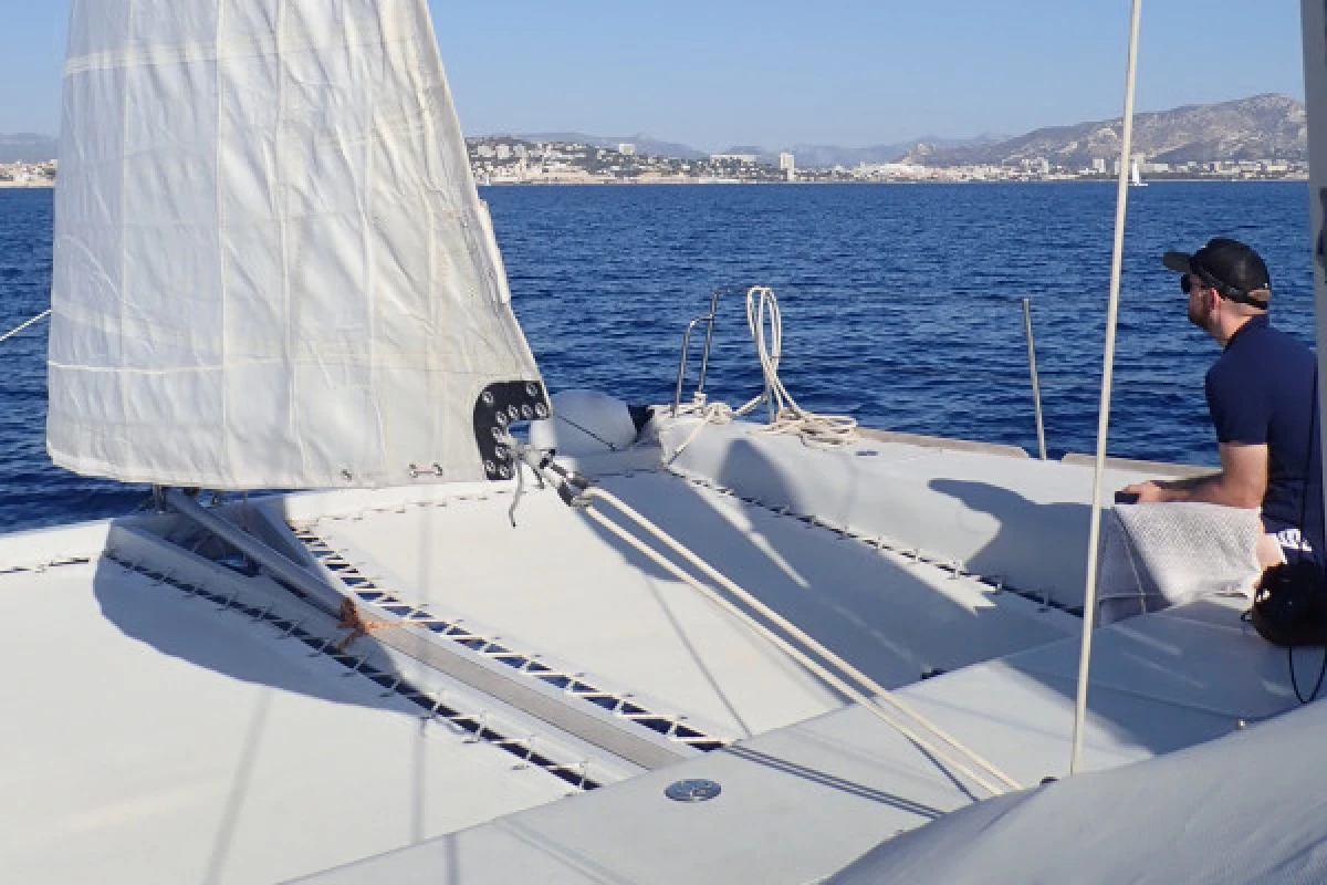 Catamaran à voile dans les îles du Frioul. Départ Mucem - Bonjour Fun