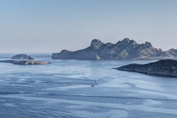 Catamaran à voile dans les Calanques. Départ Mucem - Bonjour Fun