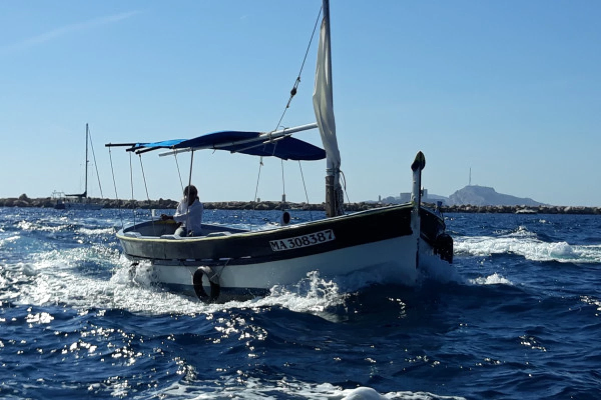 Circuit patrimoine historique 2h à bord d'une barquette marseillaise - Bonjour Fun