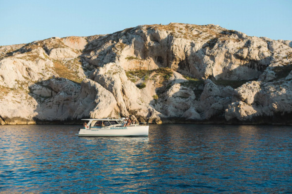 Croisière dans les calanques du Frioul avec café & baignade - Vieux Port Mairie - Bonjour Fun