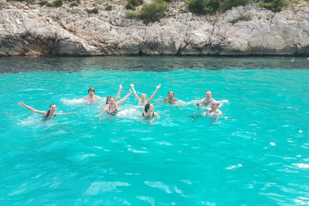 Croisière dans les calanques du Frioul avec café & baignade - Vieux Port Mairie - Bonjour Fun