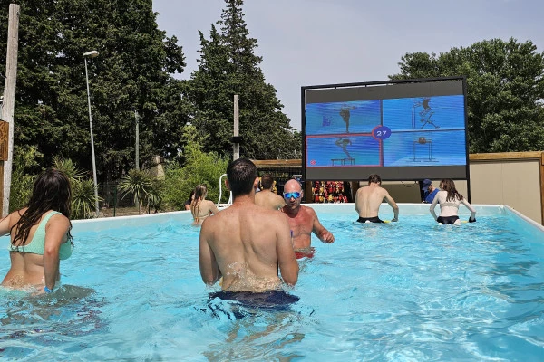 Cross fit training in swimming pool  - Bonjour Fun
