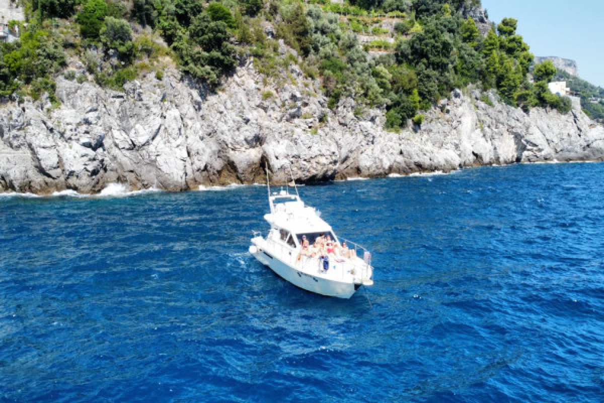 Daily excursion by boat with Skipper from Salerno to Amalfi, Isabel Boat - Bonjour Fun