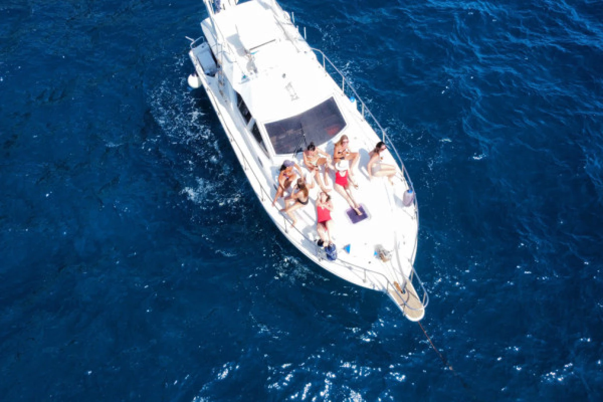 Daily excursion by boat with Skipper from Salerno to Amalfi, Isabel Boat - Bonjour Fun