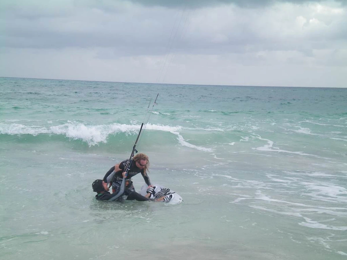 Découverte: cours de kitesurf avec 1 aile pour 2 (1 cours) - Bonjour Fun