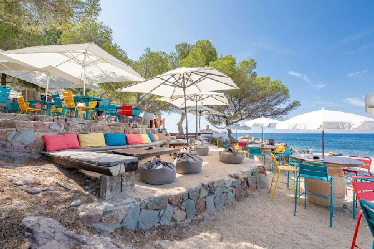 Déjeuner et détente sur la plage face à  l'île d'Or - Spécial CE - Bonjour Fun