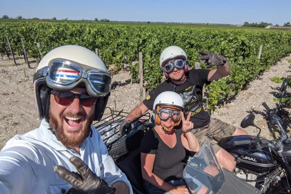 Départ de Saint-Emilion, balade privée dans les vignes et dégustation de vin - Bonjour Fun