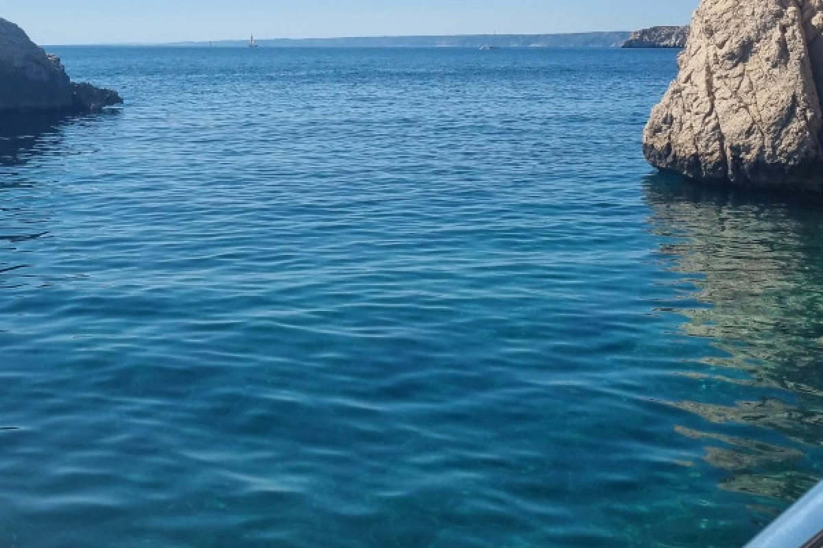 Douceur au Réveil : Croisière, Café et Plongée dans les Calanques du Frioul" - Bonjour Fun