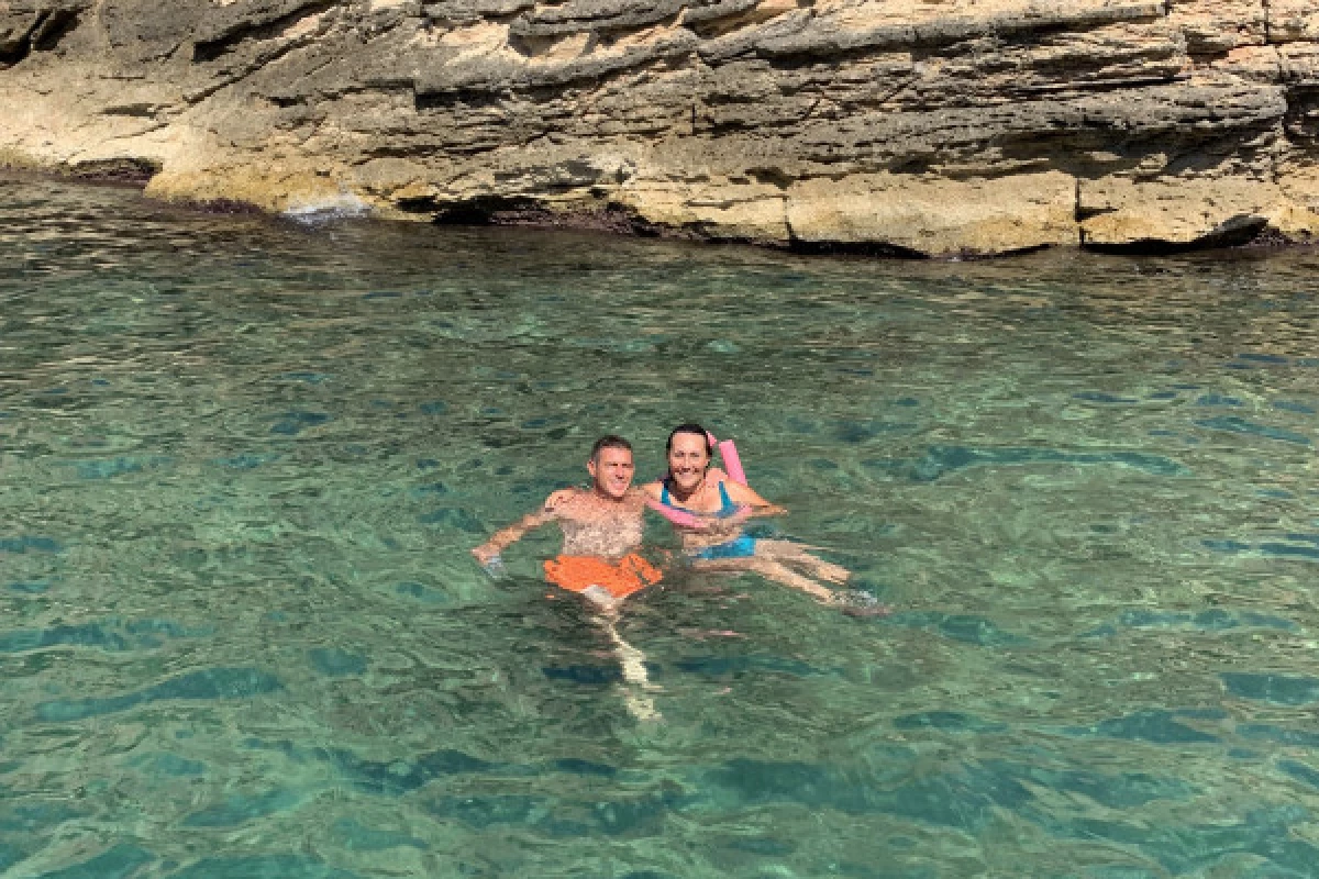 Douceur au Réveil : Croisière, Café et Plongée dans les Calanques du Frioul" - Bonjour Fun