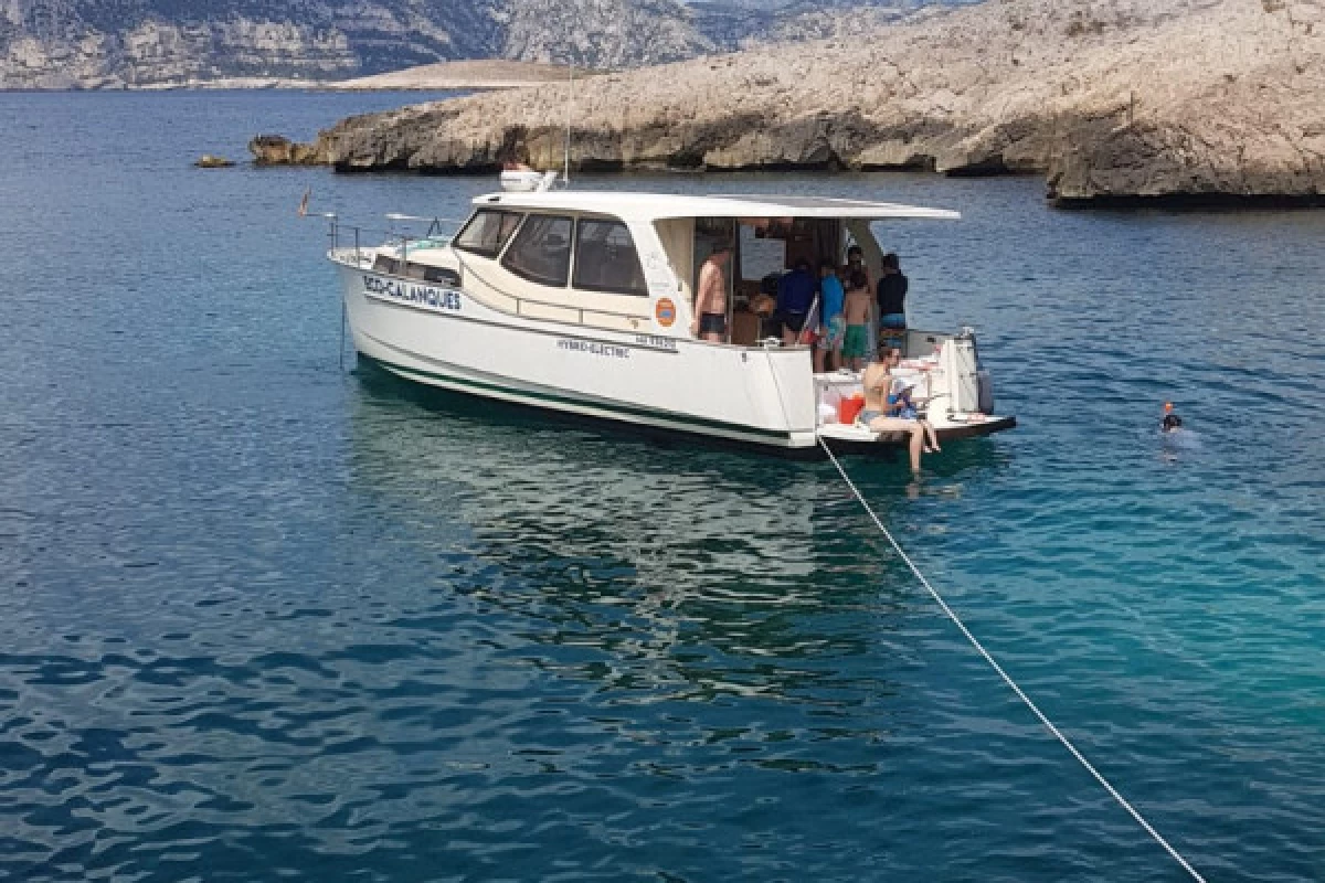 Douceur au Réveil : Croisière, Café et Plongée dans les Calanques du Frioul" - Bonjour Fun