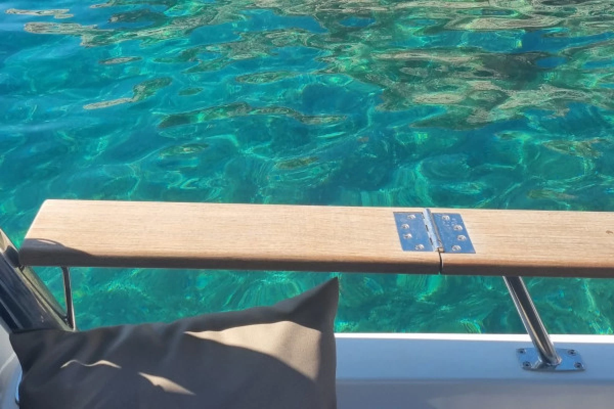 Douceur au Réveil : Croisière, Café et Plongée dans les Calanques du Frioul" - Bonjour Fun