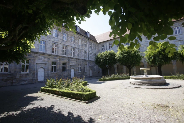 DU COLLEGE DES JESUITES AU COLLEGE VICTOR HUGO - Bonjour Fun