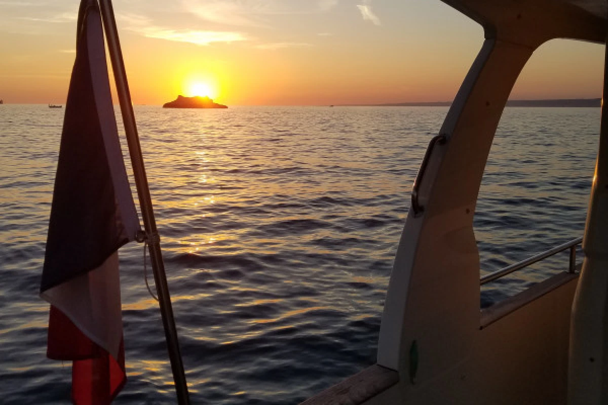 Soirée au soleil couchant dans les Calanques du Frioul - Vieux Port Mairie - Bonjour Fun