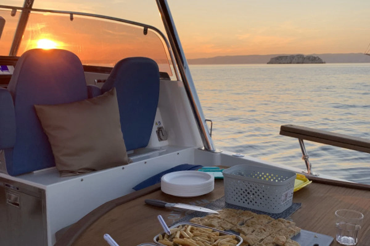 Soirée au soleil couchant dans les Calanques du Frioul - Vieux Port CNTL - Bonjour Fun