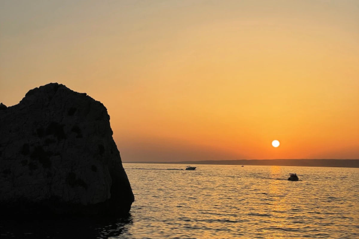 Soirée coucher du soleil en voilier dans les Calanques du Frioul - Vieux Port Mairie - Bonjour Fun