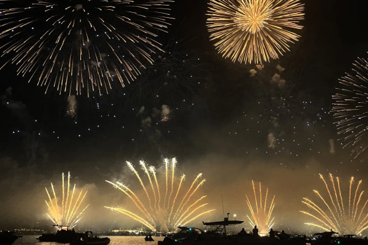 Feu d'artifice en mer à Cannes - Bonjour Fun