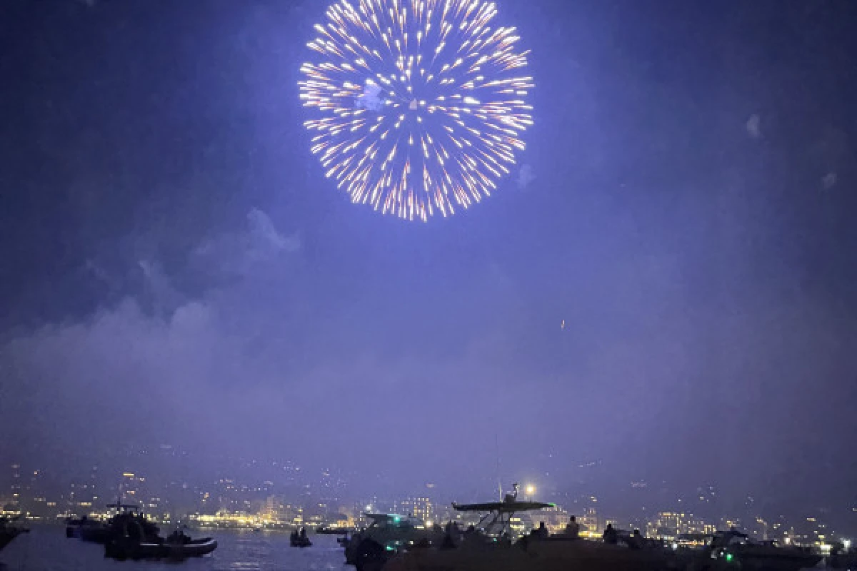 Feu d'artifice en mer à Cannes - Bonjour Fun