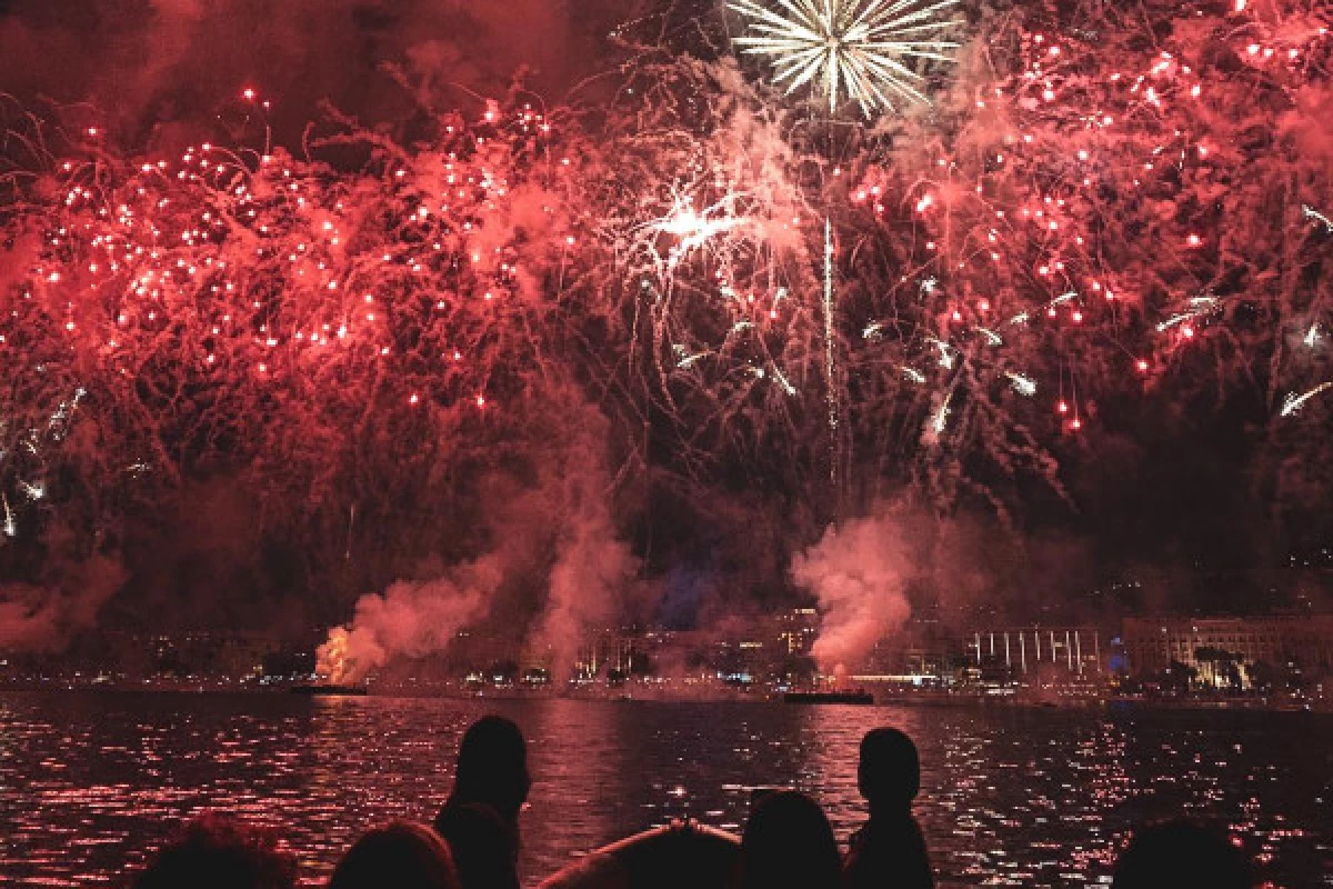 Feu d'artifice en mer à Cannes - Bonjour Fun