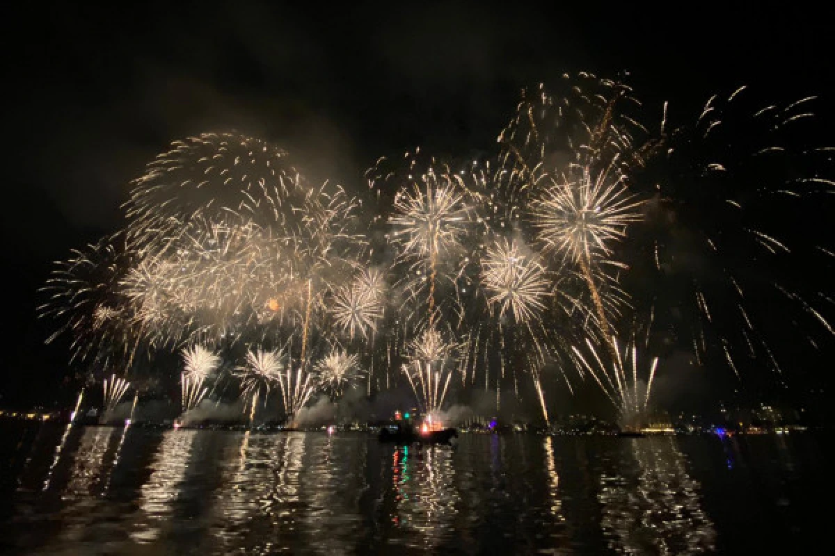 Feu d'artifice en mer à Cannes - Bonjour Fun