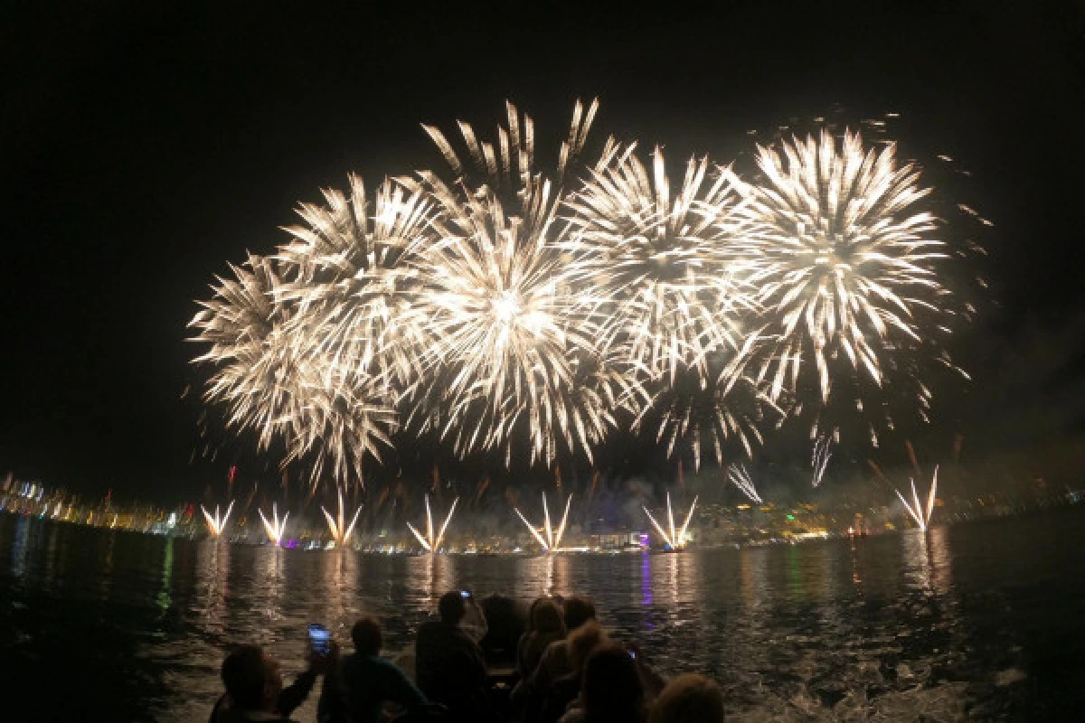 Feu d'artifice en mer à Cannes - Bonjour Fun