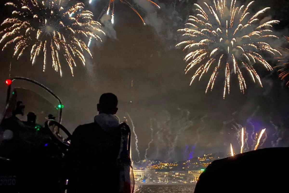 Feu d'artifice en mer à Cannes - Bonjour Fun