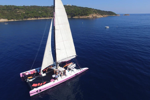 Suivre la Régate des voiles de St Tropez en Catamaran - Bonjour Fun