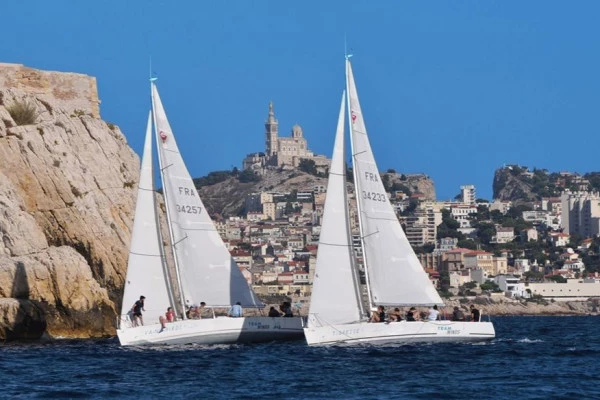 Initiation croisière à la voile d'une demi-journée dans les calanques du Frioul - Bonjour Fun