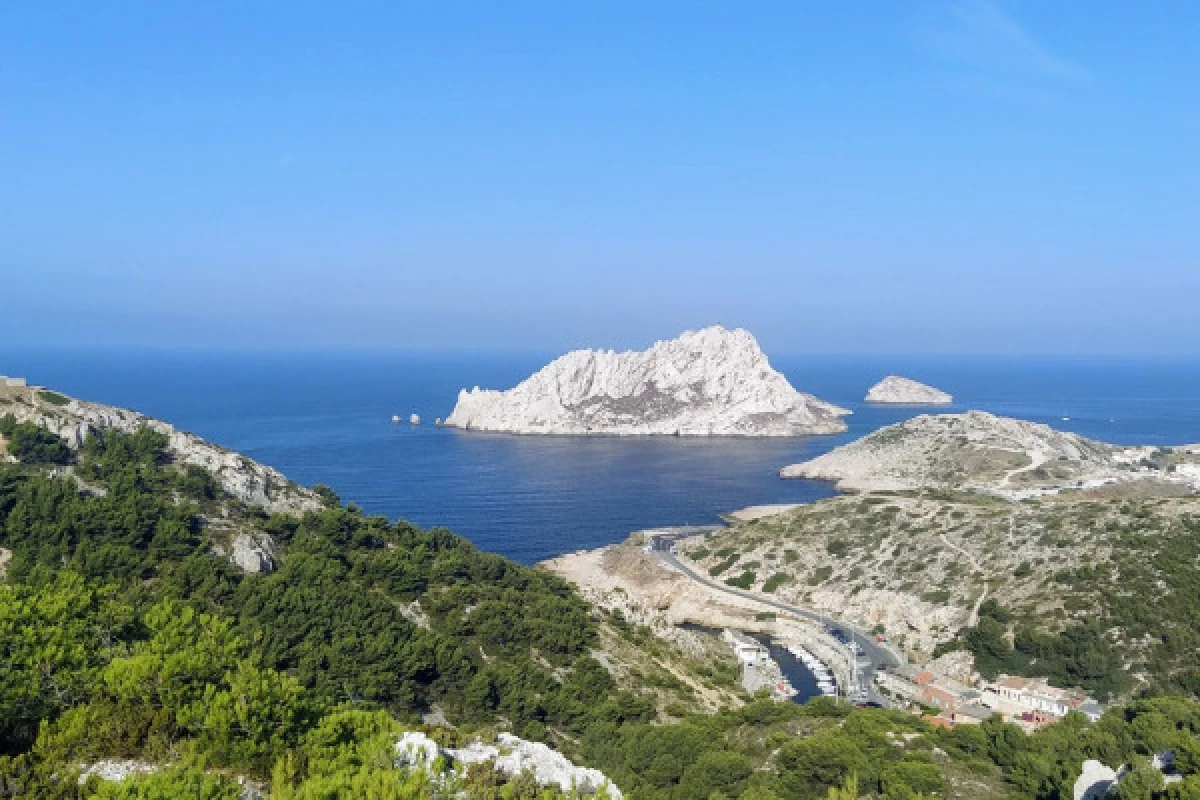 Hike to Calanque of Marseilleveyre - Bonjour Fun