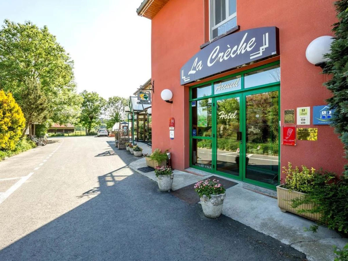 Hôtel Restaurant La Crèche et sa piscine intérieur - Bonjour Fun