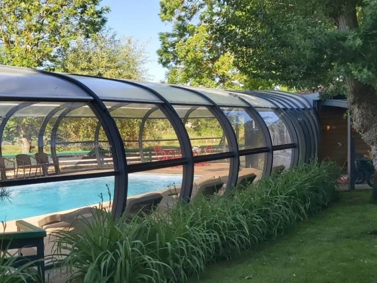 Hôtel Restaurant La Crèche et sa piscine intérieur - Bonjour Fun