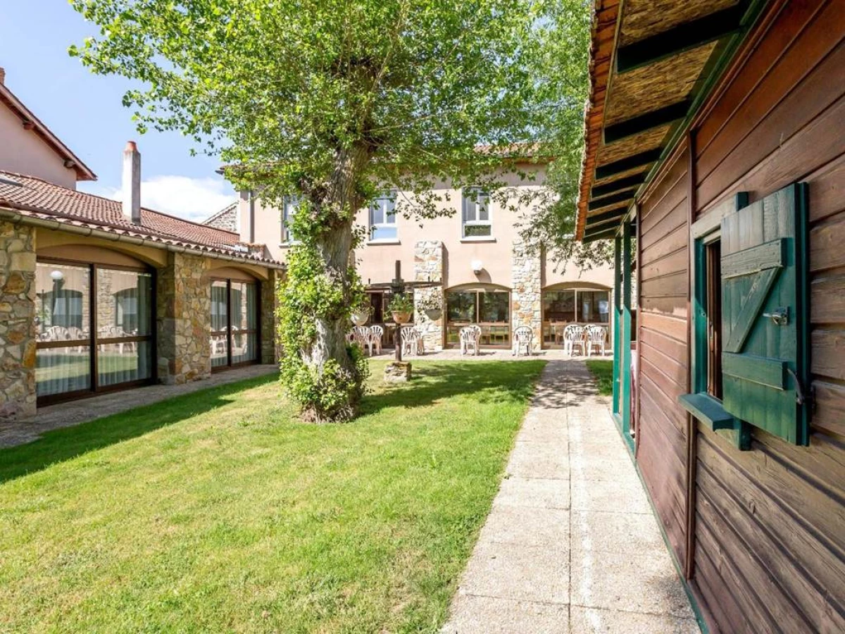 Hôtel Restaurant La Crèche et sa piscine intérieur - Bonjour Fun