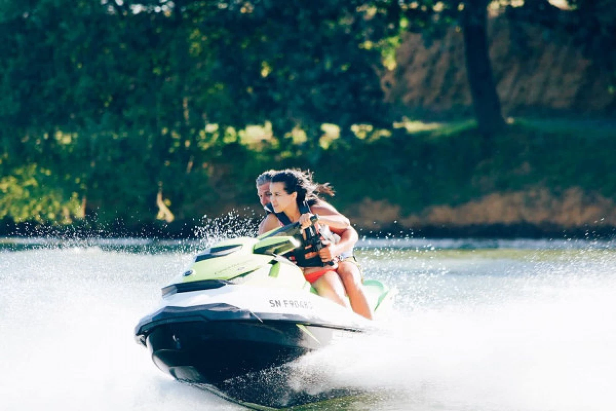 Jet ski sur circuit - Bonjour Fun