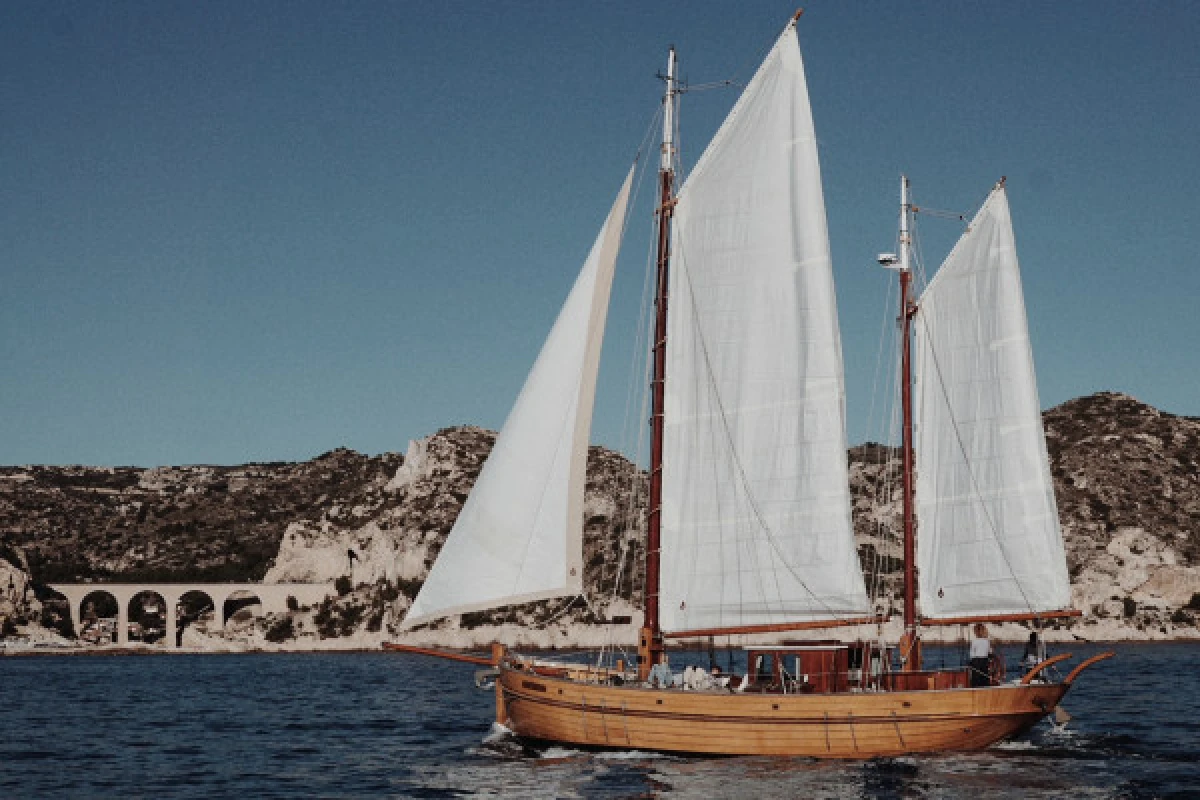 Journée en voilier au cœur des Calanques - Vieux Port Mairie - Bonjour Fun